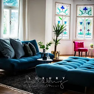 Luxury Only For Business Travel Apartment